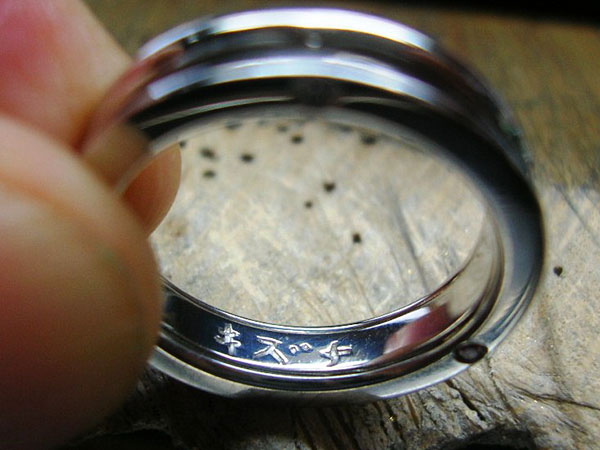 結婚指輪の内側に文字を彫り込めます